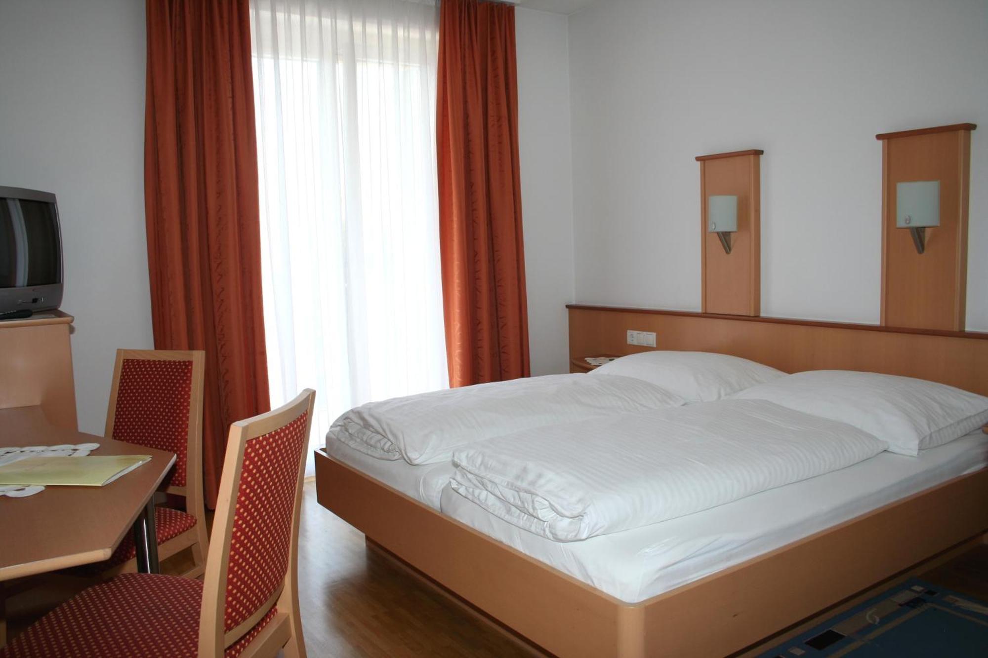 Hotel Cafe Lorenz Hohenems Exteriör bild