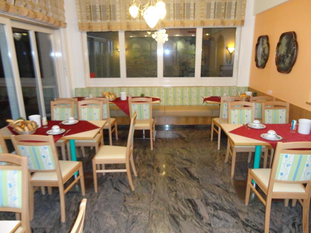 Hotel Cafe Lorenz Hohenems Exteriör bild